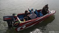 Warga nampak menggunakan kapal untuk menuju ke Pelabuhan Bambangan Sebatik, Kabupaten Nunukan, Kalimantan Utara.