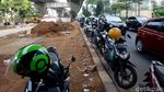 Lagi-lagi Motor Parkir Sembarangan di Kolong JLNT Kuningan
