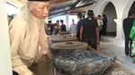 Foto: Berharap Berkah Air Cucian Gamelan Keraton Cirebon