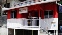 Rumah yang ditempati keluarga warga negara Indonesia ini hanya berukuran sederhana dengan dua kamar dan satu ruang yang difungsikan sebagai dapur, serta ada kamar mandi dan ruang keluarga. Rumah tersebut kini menjadi salah satu destinasi wisata bagi para pengunjung yang datang ke Desa Aji Kuning.