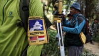 Mereka secara bersama melaksanakan pengecekan ulang titik batas negara yang selama ini disengketakan oleh dua negara.