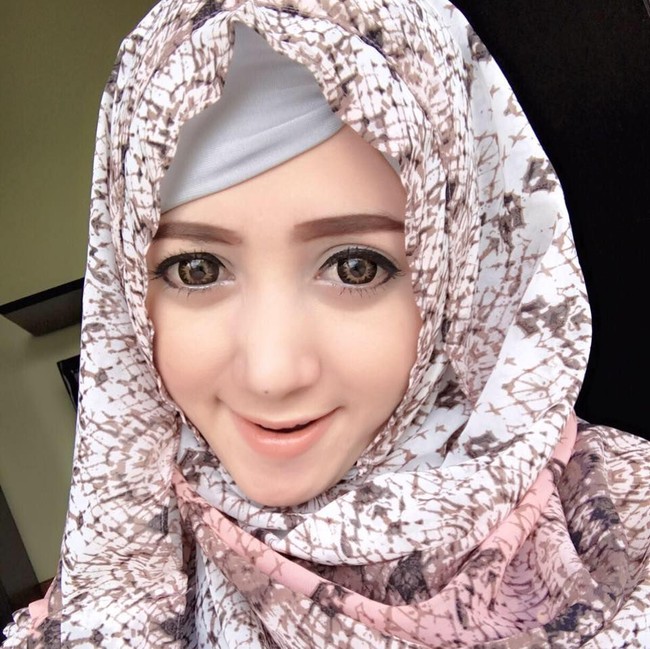 Pada beberapa postingan fotonya di Facebook, Angel kerap tampil dalam balutan hijab. Ia pun sering mengenakan hijab dalam berbagai jenis motif. Foto: Facebook
