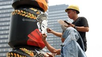 Tiang taman tersebut dilukis oleh dua orang seniman dari komunitas Jakarta.