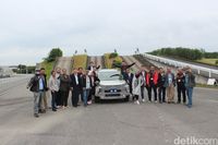 detikcom bersama sejumlah media dari Indonesia berpose dengan Xpander versi SUV usai mencobanya di Jepang.