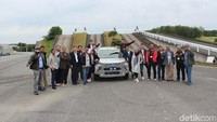 detikcom bersama media nasional lain di fasilitas riset dan pengembangan Mitsubishi Motors Corporation di Okazaki, Jepang. Sayang tidak banyak foto karena kamera wartawan pun disita oleh Mitsubishi. Foto: Istimewa