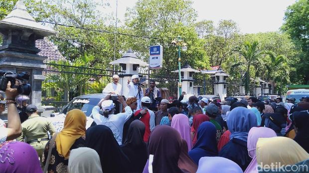 Geruduk Kantor Bupati, Warga Demak Kembali Tuntut Penutupan Karaoke