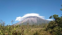 Dari akun Instagram resmi Taman Nasional Bromo Tengger Semeru (TNBTS), Kamis (7/11/2019), terlihat awan lenticular menyelimuti puncak Gunung Semeru. Pemandangan ini memang sering terjadi (Foto: Taman Nasional Bromo Tengger Semeru/Instagram)