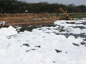 Cerita Warga soal Munculnya Busa di Aliran Air BKT Cakung