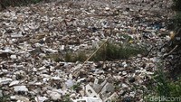 Sampah yang menghampar itu mulai dari styrofoam, kayu, hingga botol plastik.