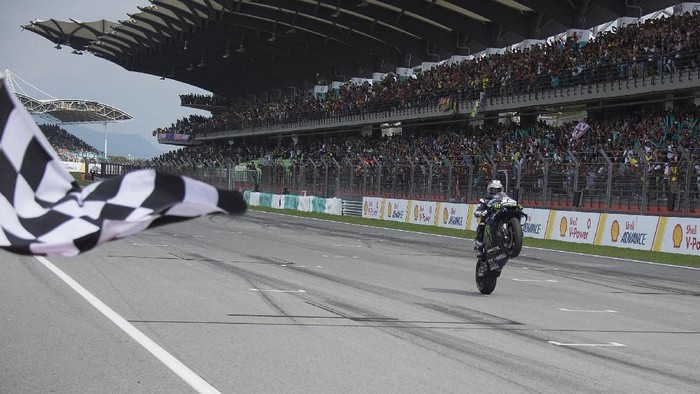KUALA LUMPUR, MALAYSIA - NOVEMBER 03: Maverick Vinales of Spain and Yamaha Factory Racing cuts the finish lane and celebrates the victory during the MotoGP race during the MotoGP of Malaysia - Race at Sepang Circuit on November 03, 2019 in Kuala Lumpur, Malaysia. (Photo by Mirco Lazzari gp/Getty Images)
