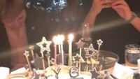 Foto: InstagramSaat Boss YG ini ulang tahun, terdapat perayaan meriah bersama para artisnya. Terlihat member BIGBANG ada di sana.