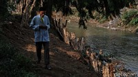 Banjir disebabkan meluapnya air Sungai Ciliwung karena adanya kiriman air dari Bogor sehingga debit airnya meningkat hingga luber ke pemukiman.