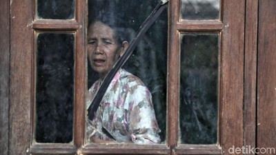Mereka yang Bertahan di Kampung Langganan Banjir
