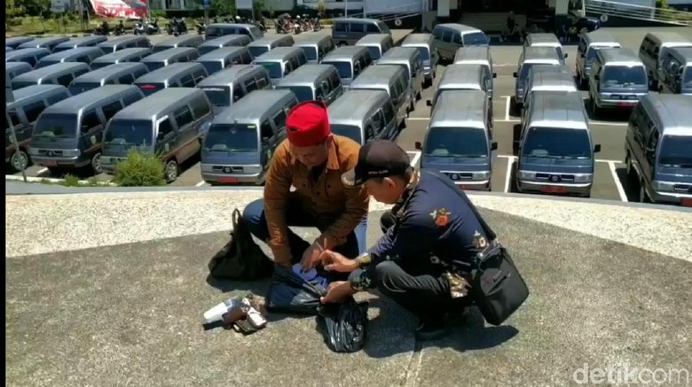 Protes, Ratusan Kades di Tasikmalaya Kembalikan Mobil Operasional ke Pemda Protes, Ratusan Kades di Tasikmalaya Kembalikan Mobil Operasional ke Pemda