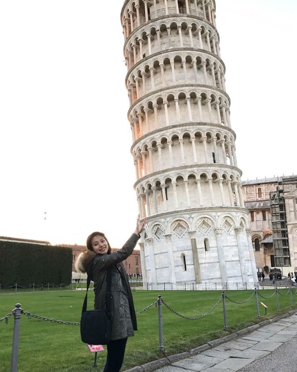 Tak afdol kalau ke Italia tapi engga berkunjung ke menara Pisa. Risa juga ikutan tuh foto di depan menara miring itu (Foto: santosorisa/Instagram) Tak afdol kalau ke Italia tapi engga berkunjung ke menara Pisa. Risa juga ikutan tuh foto di depan menara miring itu (Foto: santosorisa/Instagram)
