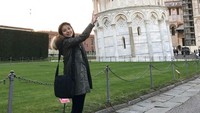Tak afdol kalau ke Italia tapi engga berkunjung ke menara Pisa. Risa juga ikutan tuh foto di depan menara miring itu (Foto: santosorisa/Instagram)