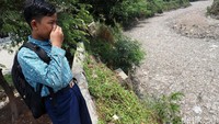 Sampah yang menghampar itu menimbulkan bau tidak sedap.