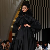 Tiga desainer Indonesia merilis busana dengan menginterpresentasikan kisah dan karakter dalam film Maleficent di panggung fahion show Jakarta Fashion Week 2020, Senayan City, jakarta, Kamis [24/10/2019]. Foto: Rifkianto Nugroho/detikcom