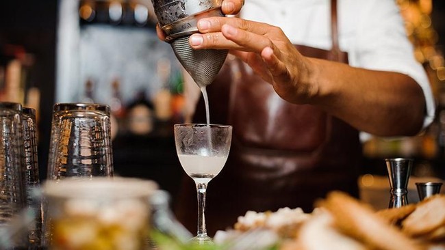 5 Curhatan Paling Menyedihkan yang Pernah Didengarkan Para Bartender