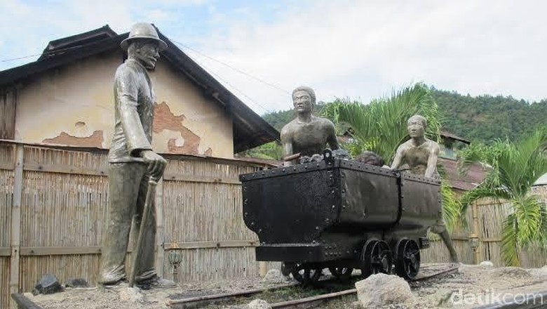 Monumen Manusia Rantai di Sawahlunto (Faela Shafa/detikcom) Monumen Manusia Rantai di Sawahlunto (Faela Shafa/detikcom)