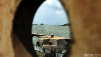 Muatan yang masuk dan keluar dari pelabuhan ini masih umum seperti bahan bangunan dan sembako karena di karimun masih sedikit industri. Namun, pihaknya sedang mengembangkan fasilitas yang ada di pelabuhan ini agar menjadi lebih maju.