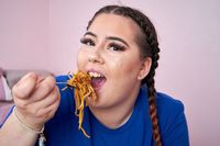 Wanita Ini Ogah Kerja Kantoran Agar Fokus Bikin Video Mukbang