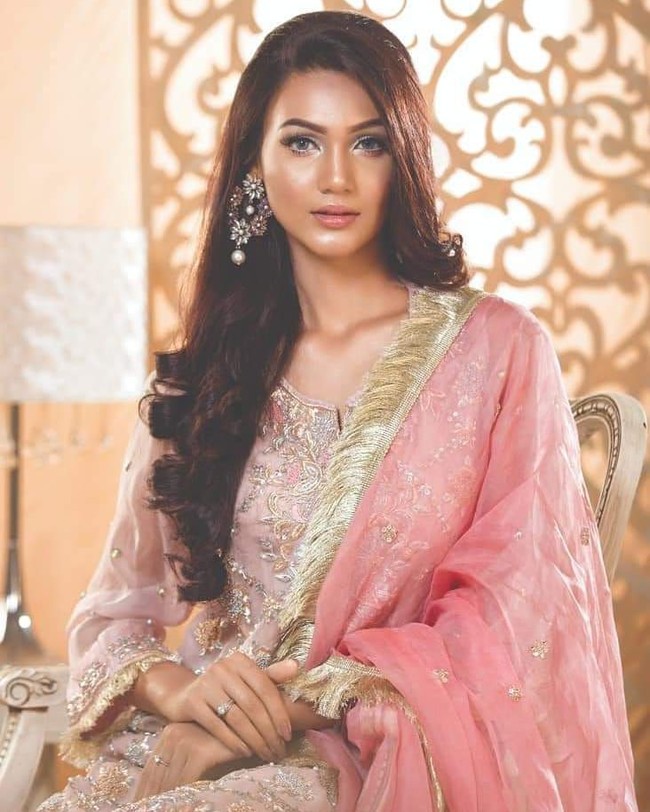 Shirin adalah anak dari anggota Penjaga Perbatasan Bangladesh. Di malam final, ia sempat menyebut bahwa sang ayah merupakan inspirasinya karena profesi beliau yang patriotik. Shirin pun mengatakan akan bekerja untuk perbaikan negaranya yang dimulai dengan memenangkan Miss Universe Bangladesh. Foto: Instagram @shirin_shela_