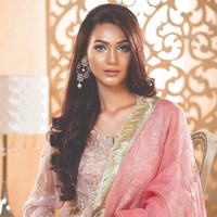 Shirin adalah anak dari anggota Penjaga Perbatasan Bangladesh. Di malam final, ia sempat menyebut bahwa sang ayah merupakan inspirasinya karena profesi beliau yang patriotik. Shirin pun mengatakan akan bekerja untuk perbaikan negaranya yang dimulai dengan memenangkan Miss Universe Bangladesh. Foto: Instagram @shirin_shela_