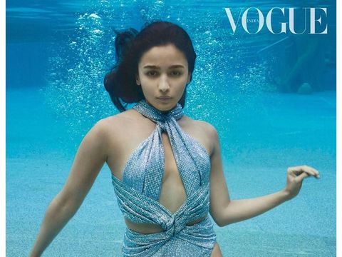 Aktris Bollywood Dikritik, Pose Seksi di Bawah Air untuk Pemotretan Majalah