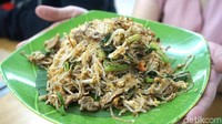 Puas menyantap hidangan kwetiaw goreng dan siram, kami lanjut mencoba Bihun Goreng Sapi (Rp 48.000). Mirip seperti kwetiaw goreng sapi, Bihun Goreng Sapi ini dibuat dari bihun Medan yang punya tekstur lebih kenyal dibandingkan bihun biasa.  Foto: dok. detikFood