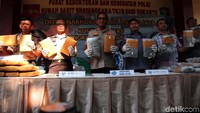 Polda Metro Jaya merilis kasus pengedar narkotika jenis ganja jaringan Aceh-Jakarta di Rumah Sakit Polri, Jakarta Timur, Jumat (8/11/2019).