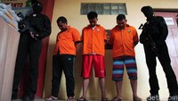 Sementara 3 tersangka lainnya berhasil ditangkap.