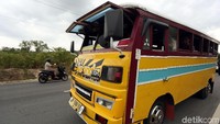 Ada sebuah transportasi unik nan menarik di kawasan Kabupaten Karimun, Kepulauan Riau, yaitu bus kayu.