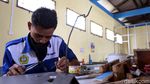 Melihat Kerajinan Berbahan Timah Andalan Karimun Besar
