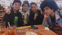 Selain Angga, Rio Ramadhan juga pernah makan bersama dengan teman selebriti lainnya. Seperti momennya kali ini, ia tampak bersama dengan Bastian Steel. Foto: Instagram @riooramadhn