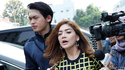 Irma Darmawangsa dan Pacarnya Ribut di Depan Wartawan