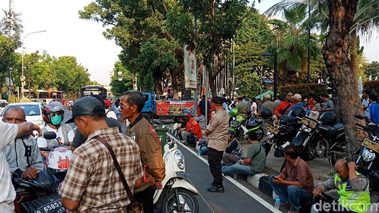 Demo di Depan Balai Kota, Massa Protes Transparansi Anggaran-IMB Reklamasi Demo di Depan Balai Kota, Massa Protes Transparansi Anggaran-IMB Reklamasi