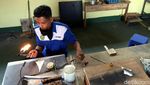 Melihat Kerajinan Berbahan Timah Andalan Karimun Besar