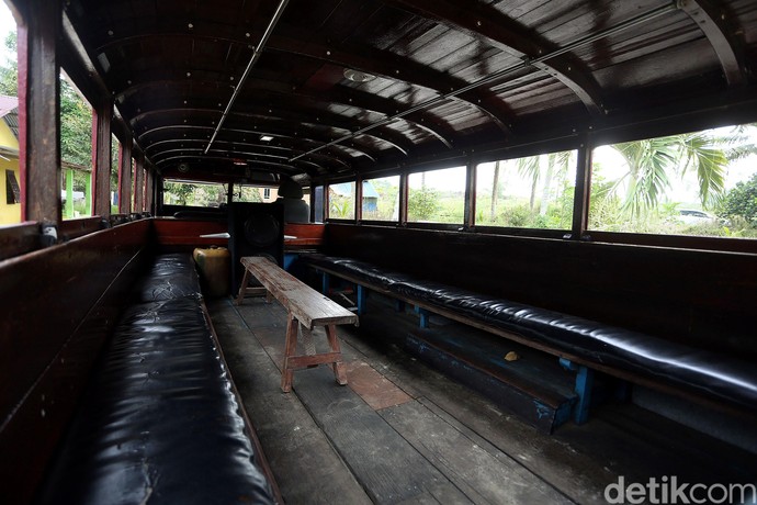 Yuk, Jalan-jalan Naik Bus Kayu di Perbatasan Indonesia