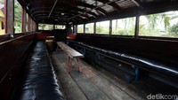 Bangku-bangku panjang di bagian belakang bus tersebut tak pernah sepi dari pengunjung. Namun, seiring berjalannya waktu dan mulai bermunculannya alat transportasi yang berukuran lebih kecil seperti angkot, membuat pamor bus kayu sebagai transportasi umum andalan di Kabupaten Karimun mulai meredup. Bus kayu kini dimanfaatkan sebagai daya tarik pariwisata bagi para pengunjung yang datang ke Kabupaten Karimun.