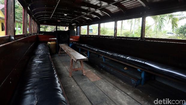 Di tengah bus ada seperti kursi kayu untuk duduk