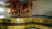 Bangunan yang berada di pusat kota ini memiliki dua lantai. Lantai pertama digunakan oleh Lembaga Adat Melayu (LAM) Riau.