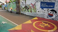 Tembok di sekitar jalur tersebut juga dipenuhi mural.