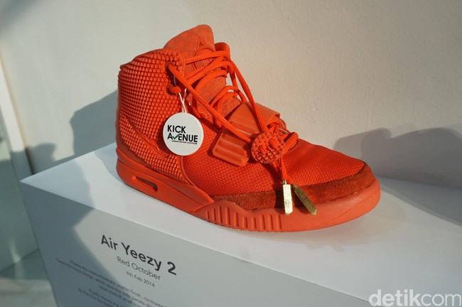 Sebelum digandeng Adidas, Kanye West sempat mengeluarkan Yeezy-nya untuk Nike dalam siluet Air Jordan dengan nama Nike Air Yeezy 2 Red October. Dirilis pertama kali pada 9 Februari 2014, harga sneakers tersebut untuk versi preloved saat ini mencapai Rp 35 jutaan seperti yang dipajang di booth Kick Avenue.  Foto: Daniel Ngantung/Wolipop