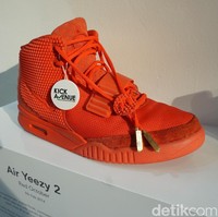 Sebelum digandeng Adidas, Kanye West sempat mengeluarkan Yeezy-nya untuk Nike dalam siluet Air Jordan dengan nama Nike Air Yeezy 2 Red October. Dirilis pertama kali pada 9 Februari 2014, harga sneakers tersebut untuk versi preloved saat ini mencapai Rp 35 jutaan seperti yang dipajang di booth Kick Avenue.  Foto: Daniel Ngantung/Wolipop