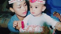 Imut dan menggemaskan, ini potret Rio Ramadhan saat berulang tahun di usianya yang masih sangat kecil. Tampak kue ulang tahun lengkapi dengan lilinnya. Foto: Instagram @riooramadhn