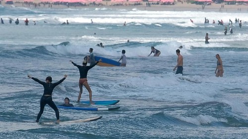 Wisatawan mancanegara bermain selancar di Pantai Kuta, Badung, Bali, Jumat (8/11/2019).  Badan Meteorologi Klimatologi dan Geofisika (BMKG) mengeluarkan peringatan dini untuk mewaspadai potensi gelombang tinggi mencapai 2 meter di Selat Bali, Selat Badung, Selat Lombok dan Samudera Hindia selatan Bali akibat perubahan cuaca. ANTARA FOTO/Nyoman Hendra Wibowo/nym/ama.