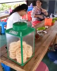Seru! Resto di Jogja Ini Tawarkan Sensasi Makan dalam Kolam Ikan