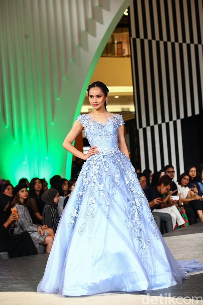Tiga desainer Indonesia merilis busana dengan menginterpresentasikan kisah dan karakter dalam film Maleficent di panggung fahion show Jakarta Fashion Week 2020, Senayan City, jakarta, Kamis [24/10/2019]. Foto: Rifkianto Nugroho/detikcom