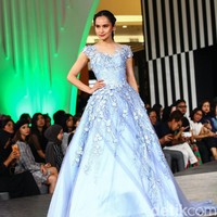 Tiga desainer Indonesia merilis busana dengan menginterpresentasikan kisah dan karakter dalam film Maleficent di panggung fahion show Jakarta Fashion Week 2020, Senayan City, jakarta, Kamis [24/10/2019]. Foto: Rifkianto Nugroho/detikcom